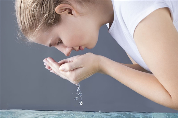 洗脸用毛巾好还是一次性洗脸巾好 用什么洗脸对皮肤好 洗脸用毛巾好还是一次性洗脸巾好 用什么洗脸对皮肤好