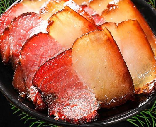 腊肉上的白点是盐霜还是霉菌?腊肉晒出盐霜需要处理吗