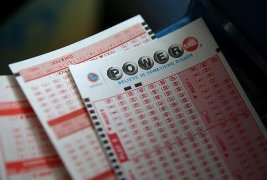 让别人帮买彩票中了钱归谁?什么时间段买彩票容易中奖