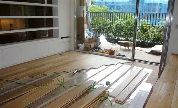 【木地板安装】快捷铺设方式,直接粘贴铺法 【木地板安装】快捷铺设方式,直接粘贴铺法