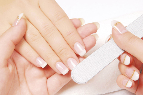 美甲一次要多久 美甲会自己脱落吗 美甲一次要多久 美甲会自己脱落吗