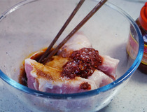 猪肉烤肉做法 做豆瓣酱烤猪肉步骤3