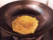 怎样做香菜玉米饼 煎香菜玉米饼调好面糊是关键6