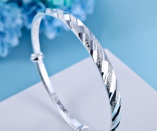 银手镯黄了怎么洗白?银手镯为什么要戴在右手?