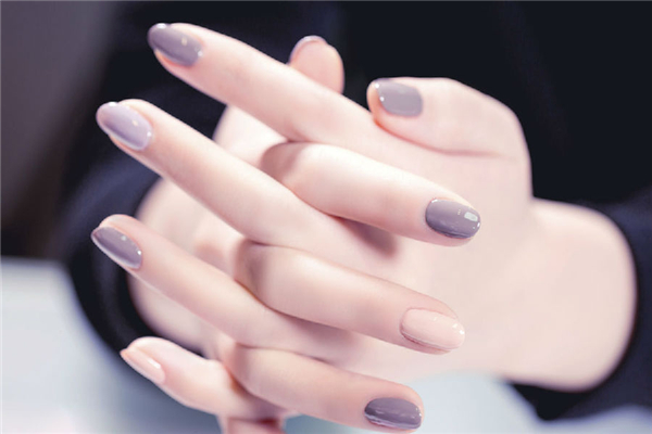 美甲底胶和封层的区别 美甲底胶烤多久才干 美甲底胶和封层的区别 美甲底胶烤多久才干