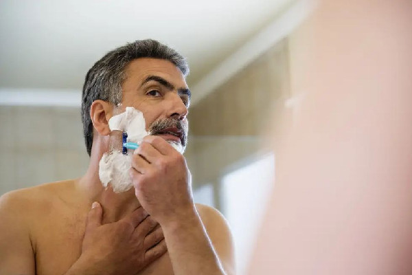 刮胡子可以用洗面奶吗 刮胡子可以用什么代替泡沫 刮胡子可以用洗面奶吗 刮胡子可以用什么代替泡沫