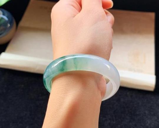 直播间的翡翠证书靠谱吗?为什么直播间卖的翡翠那么便宜?