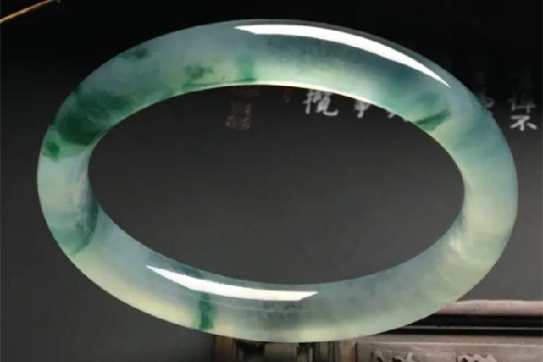 贵妃镯和圆镯的区别 贵妃镯和圆镯哪个值钱 贵妃镯和圆镯的区别 贵妃镯和圆镯哪个值钱