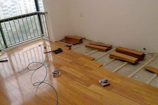 地板安装 地板安装铺设有方法,安装铺设地板需要注意什么事项?