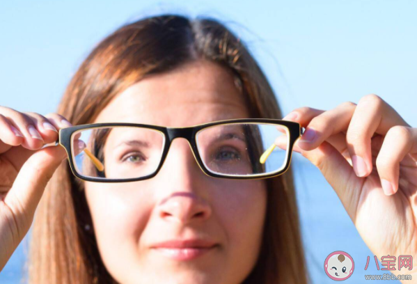 眼镜的正和歪如何界定 眼镜歪了怎么办 眼镜的正和歪如何界定 眼镜歪了怎么办