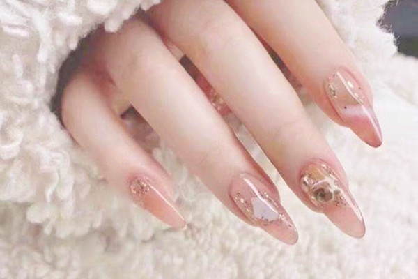 美甲一次要多久 美甲会自己脱落吗 美甲一次要多久 美甲会自己脱落吗