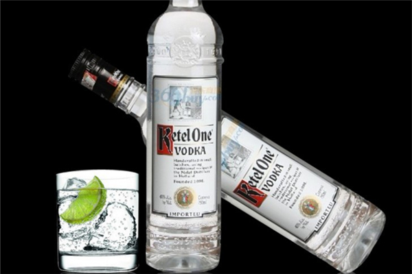 伏特加属于烈酒吗 伏特加是用什么叫酿造的 伏特加属于烈酒吗 伏特加是用什么叫酿造的