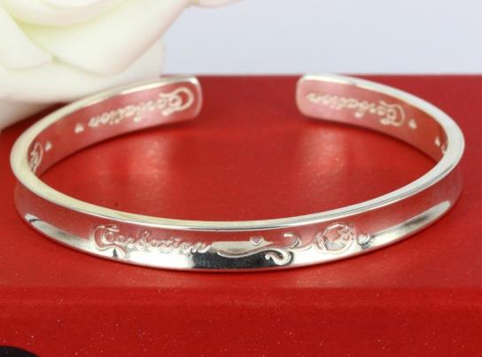 银手镯黄了怎么洗白?银手镯为什么要戴在右手?