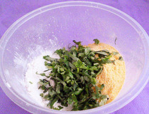 怎样做香菜玉米饼 煎香菜玉米饼调好面糊是关键3