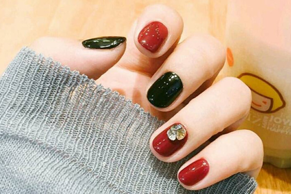 美甲会让手变黑吗 美甲会让指甲不透气吗 美甲会让手变黑吗 美甲会让指甲不透气吗