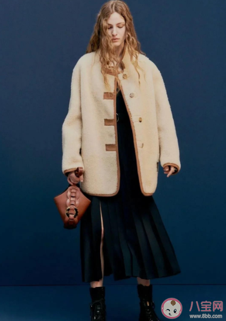 羊羔毛外套能水洗吗 ?羊羔毛外套和纸一起洗沾满了纸屑怎么处理 羊羔毛外套能水洗吗 ?羊羔毛外套和纸一起洗沾满了纸屑怎么处理