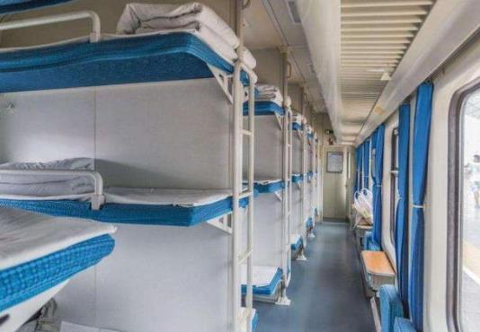 情侣买两张软卧可以睡一起吗?卧铺情侣睡一起乘警会说吗