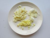 酸菜肉做法 香辣酸菜肉片家常做法步骤3