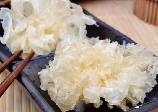 市场上卖的新鲜银耳可以吃吗?什么样的干银耳才是好的