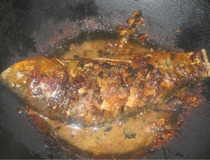 红烧鲫鱼的做法图解 新手也能做好红烧鲫鱼9