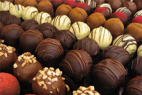 巧克力热量相当于什么食物 巧克力适合什么人群 巧克力热量相当于什么食物 巧克力适合什么人群
