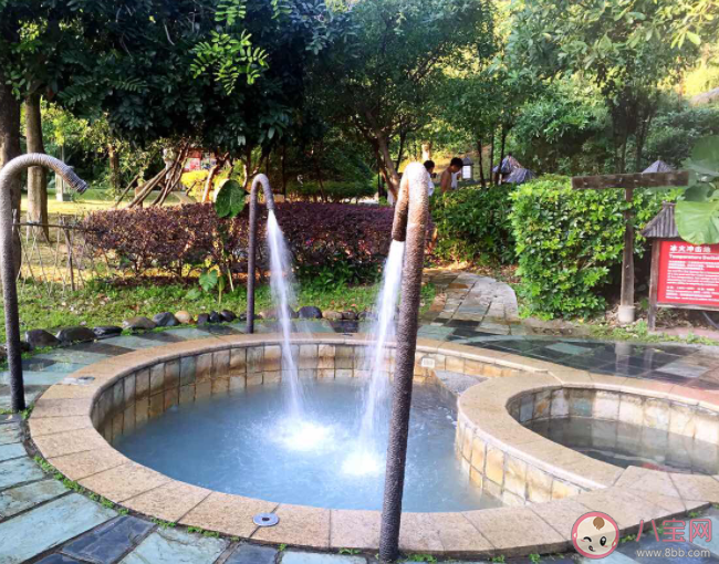 小孩子泡温泉的时候穿什么 带孩子泡温泉这些事项要注意 小孩子泡温泉的时候穿什么 带孩子泡温泉这些事项要注意