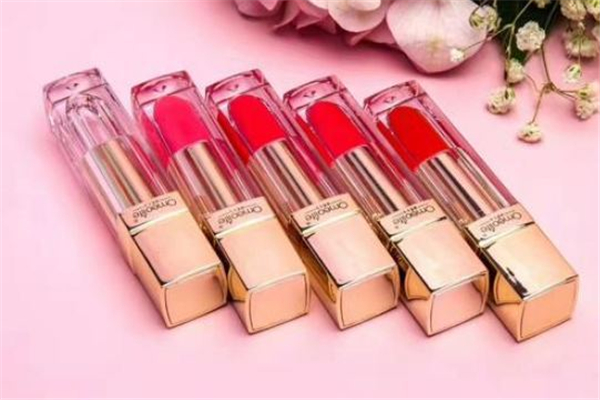 口红雨衣涂在口红前面还是后面 口红雨衣的正确使用方法 口红雨衣涂在口红前面还是后面 口红雨衣的正确使用方法