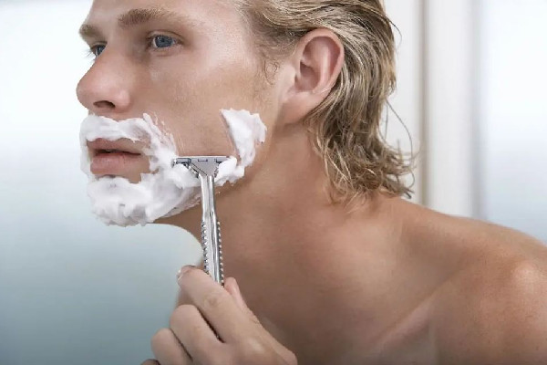 刮胡子可以用洗面奶吗 刮胡子可以用什么代替泡沫 刮胡子可以用洗面奶吗 刮胡子可以用什么代替泡沫