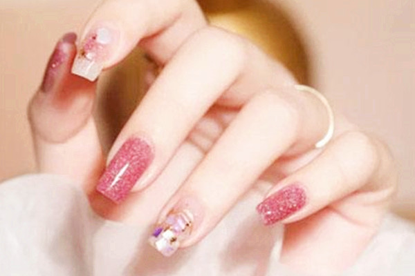 美甲做完总是翘边是怎么了 美甲翘边了怎么补救