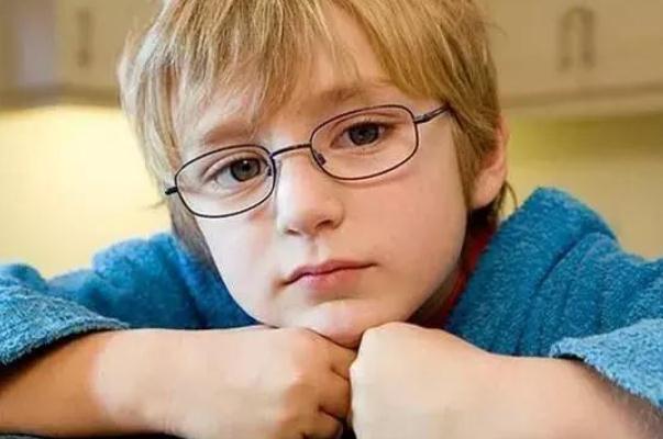 儿童近视有必要半年复查一下 儿童近视有闪光什么意思