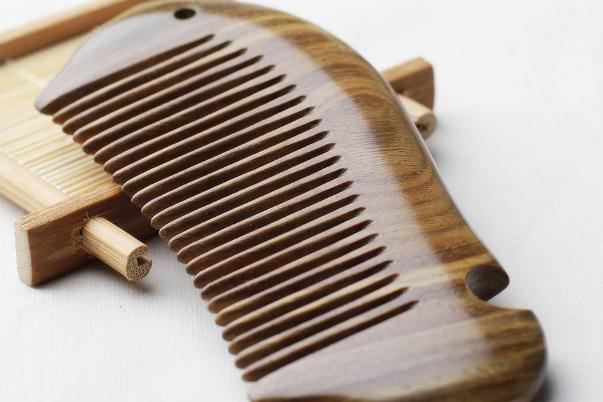 木梳子要经常洗吗 木质的梳子什么样的好 木梳子要经常洗吗 木质的梳子什么样的好