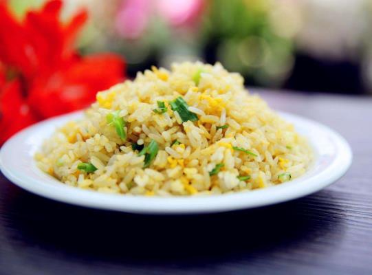 蛋炒饭做出来黏乎乎是怎么回事?蛋炒饭一定要用过夜的米饭吗