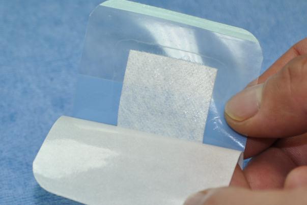 护脐贴和护脐带有什么区别 护脐贴怎么撕下来 护脐贴和护脐带有什么区别 护脐贴怎么撕下来