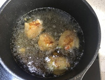 宝宝1岁吃鸡中翅怎么烧 无骨鸡翅包菜饭最适合宝宝吃4