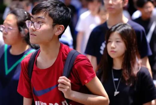 2022年的高考是不是全国统一试卷?高考用的笔是自带吗还是统一发放