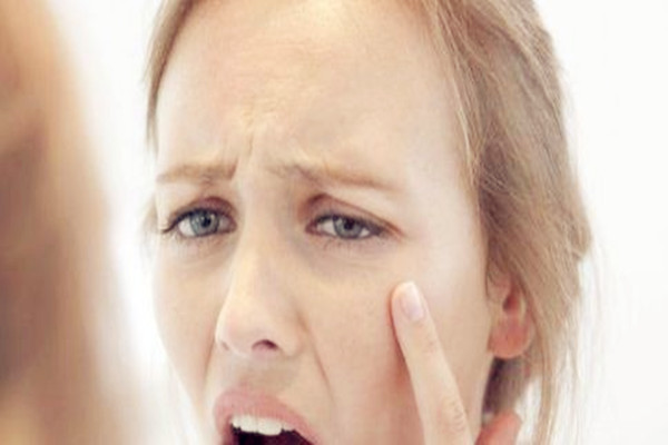 黑眼圈是天生的吗 黑眼圈会自己消失吗 黑眼圈是天生的吗 黑眼圈会自己消失吗