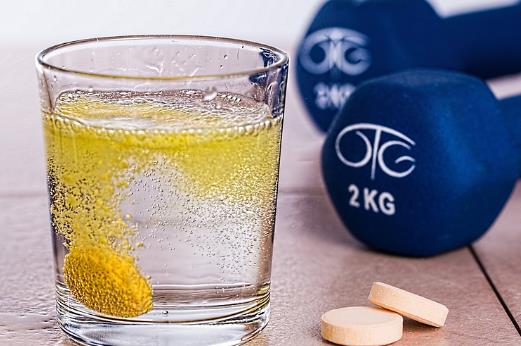 维c泡腾片要用什么杯子泡?维生素c泡腾片多久喝一次好