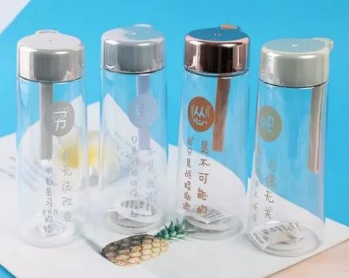 塑料水杯放冰箱里冷冻会不会炸了?带有茶渍的塑料杯用什么洗净