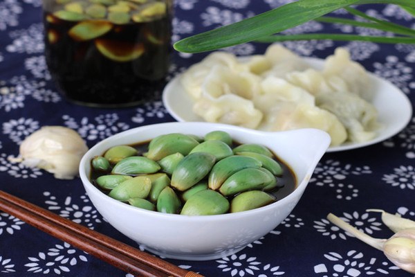 腊八蒜为什么会变绿 腊八蒜一定要腊八腌制吗 腊八蒜为什么会变绿 腊八蒜一定要腊八腌制吗