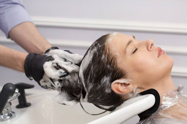 冬天洗头发几天洗一次 冬天洗头发要不要吹干 冬天洗头发几天洗一次 冬天洗头发要不要吹干