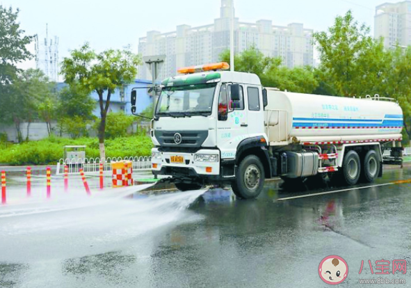 雨天洒水车为什么还要洒水 洒水车洒水的作用是什么