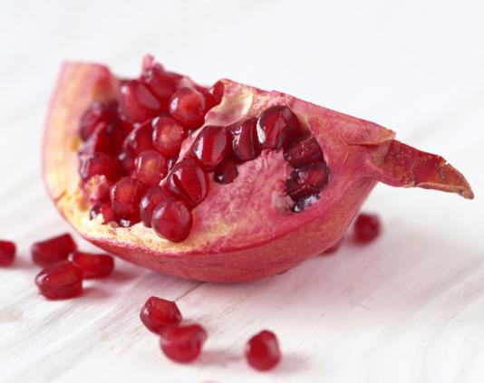 石榴皮红了籽不红是为什么?石榴里面变黄变色了可以吃吗