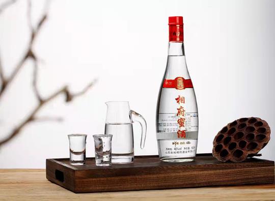 白酒放了几年为什么变黄?怎么看白酒是勾兑的还是纯粮食的?