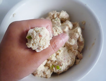 炸豆腐丸子 家常炸豆腐丸子做法步骤6
