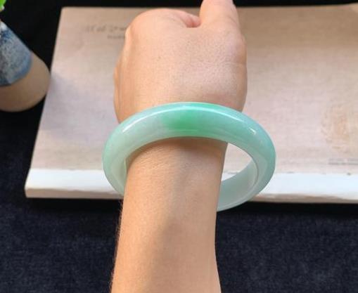 直播间的翡翠证书靠谱吗?为什么直播间卖的翡翠那么便宜?