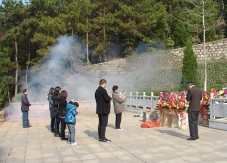 2022农历二月二适合上山拜祭吗3