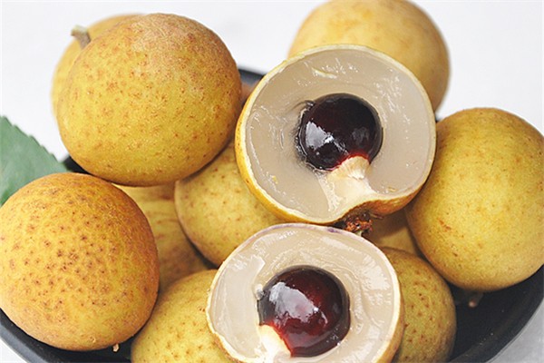 龙眼和桂圆是同一种食物吗 龙眼是什么季节的水果 龙眼和桂圆是同一种食物吗 龙眼是什么季节的水果