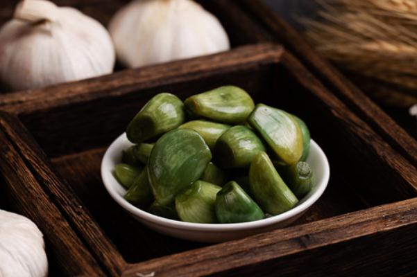 腊八蒜是用白醋还是陈醋 腊八蒜是什么时候开始做 腊八蒜是用白醋还是陈醋 腊八蒜是什么时候开始做