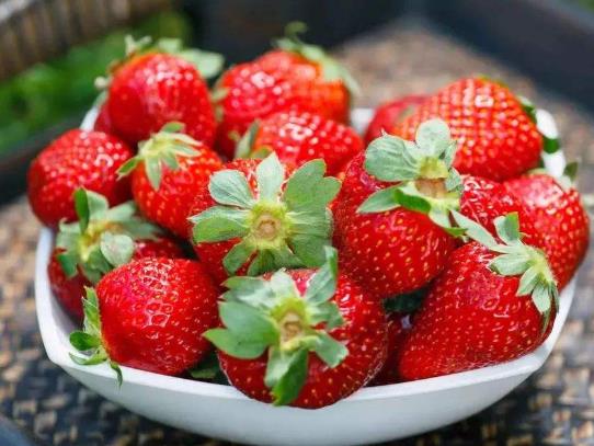 草莓表面粘粘的是喷的什么吗?草莓有香味是不是坏了