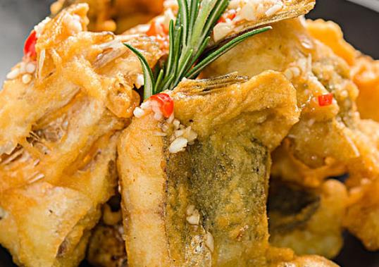 炸小干鱼用什么鱼?炸鱼掉皮是怎么回事